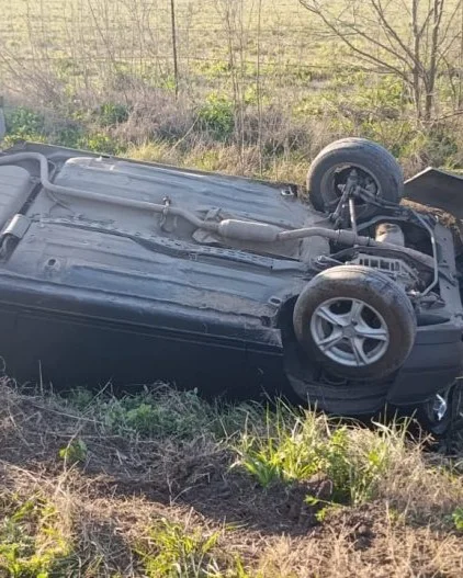⛔ VOLCÓ CON SU AUTO EN UNA CUNETA Y SALIÓ ILESA DEL ACCIDENTE⛔🚗➡️ Un siniestro vial ocurrió est