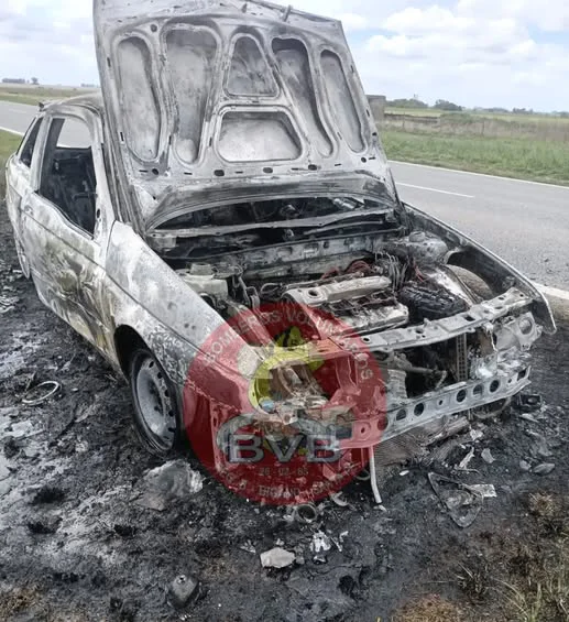 Un auto se incendió en la Ruta 178, cerca de Alcorta