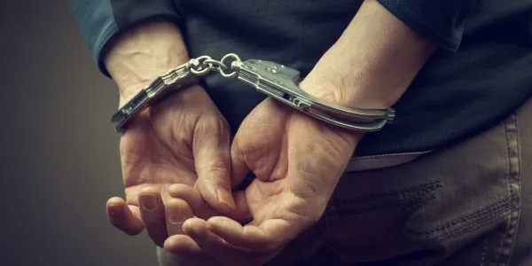 persona-detenida-por-la-policia-scaled-p4zeh0bxmyk2rm4y8bdkh1vy2b8hv5suirp7eb59dk