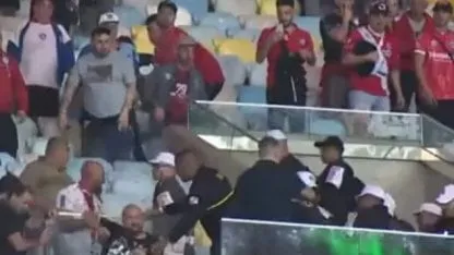 incidentes-entre-los-hinchas-de-argentinos-y-la-policia-en-el-maracana_416x234
