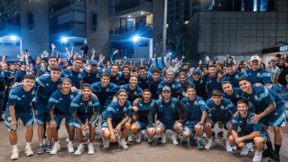 el-emotivo-banderazo-de-los-hinchas-de-racing-en-brasil-antes-del-duelo-con-flamengo-por-la-copa-libertadores-la-posible-formacion