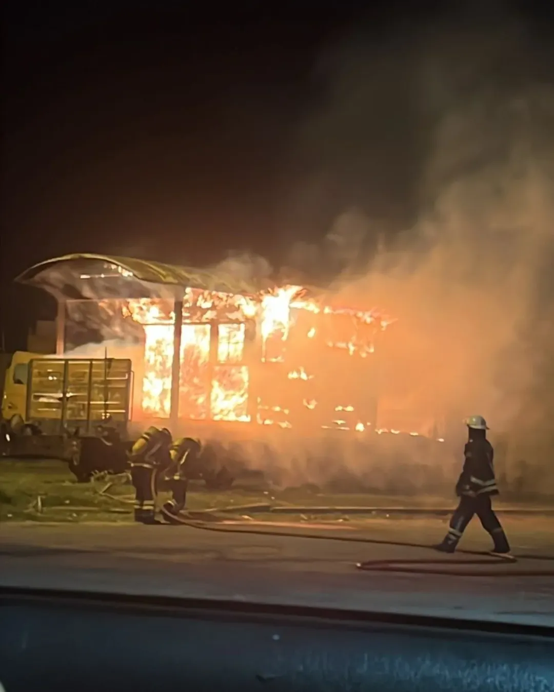 VENADO TUERTO PRENDIERON FUEGO EL VAGÓN QUE ESTÁ EN LA EXPLANADA DEL FERROCARRIL