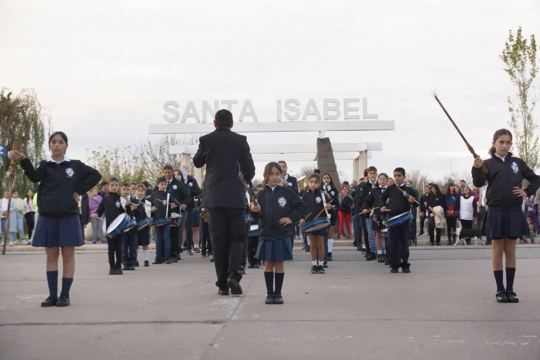UN PUEBLO UNIDO QUE HONRA LA PATRIA Santa isabel vivió un inolvidable festejo patrio, en el cual el pueblo fue protagonista, donde el desfile por nuestras calles colmado de banderas de las diferentes instituc (1)