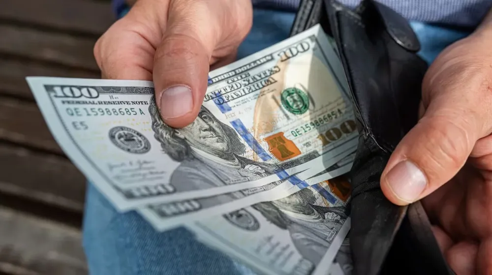 el-banco-central-habilito-desde-hoy-la-apertura-de-cuentas-sueldo-en-dolares-foto-adobestock-O7JDDHJFA5ELZDGTPETSGNTFQE