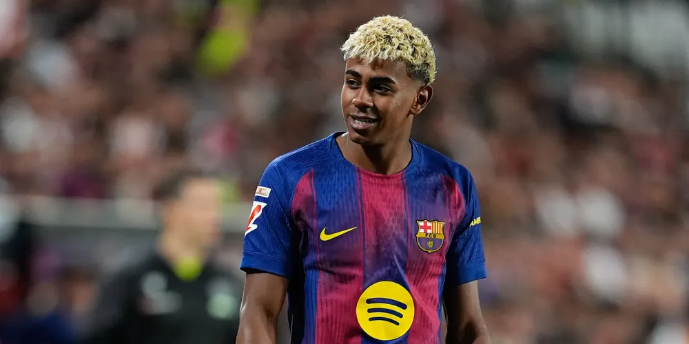 europapress_6926813_lamine_yamal_of_fc_barcelona_looks_on_during_the_spanish_league_laliga_ea1-scaled