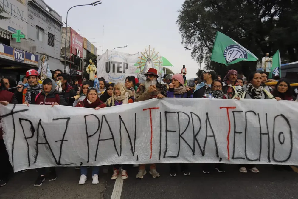 sindicatos-y-movimientos-sociales-marchan-a-plaza-de-mayo-por-el-dia-de-san-cayetano-VLYHXTM52BENZKN2PTAWBLBGY4