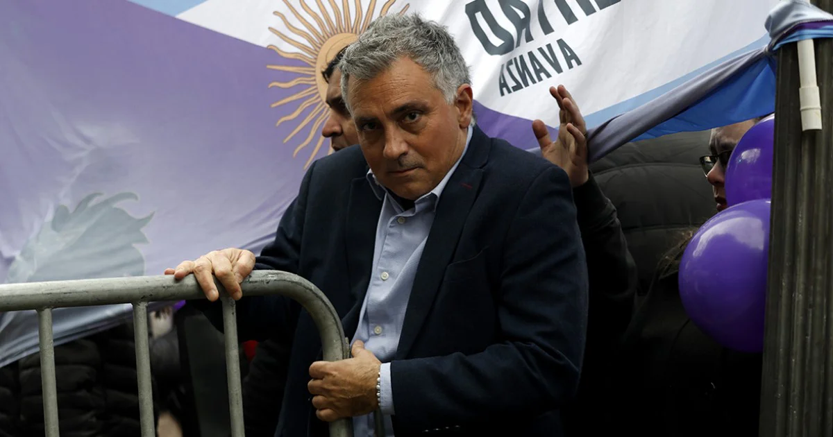 Increparon a Sebastián Pareja y lo resguardaron en el Congreso