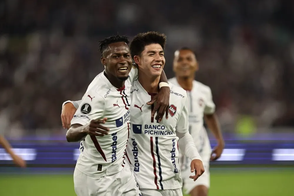 Leonel-Quinonez-festeja-junto-Gabriel-Villamil-23-octubre-2025-1536x1024