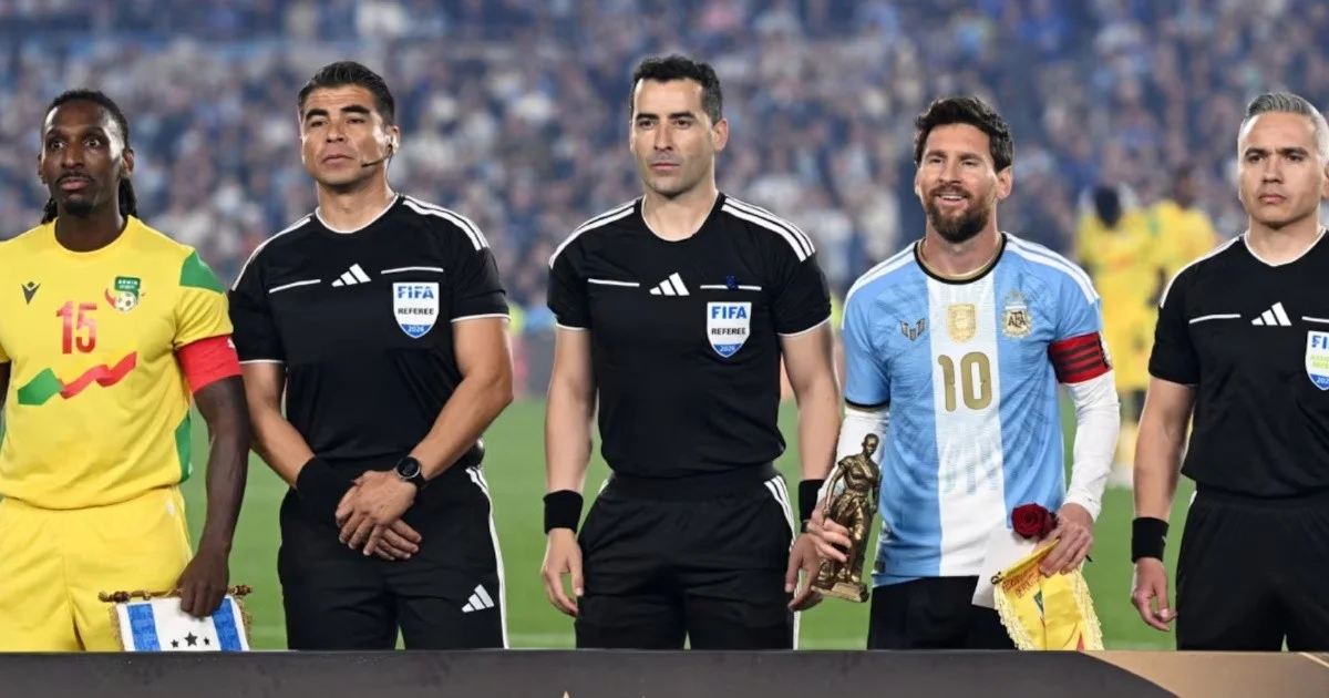 Benín homenajeó a Messi con una réplica del Monumento a la Amazona