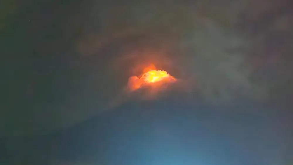 las-columnas-de-ceniza-alcanzaron-los-6000-metros-de-altura-foto-captura-youtube-prensalibreoficial-OXS2QWJ7WBHXZD3TTILZGE4CX4