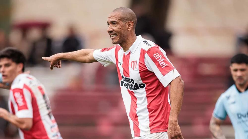 Viruta Vera sigue haciendo goles a los 41 años en Uruguay