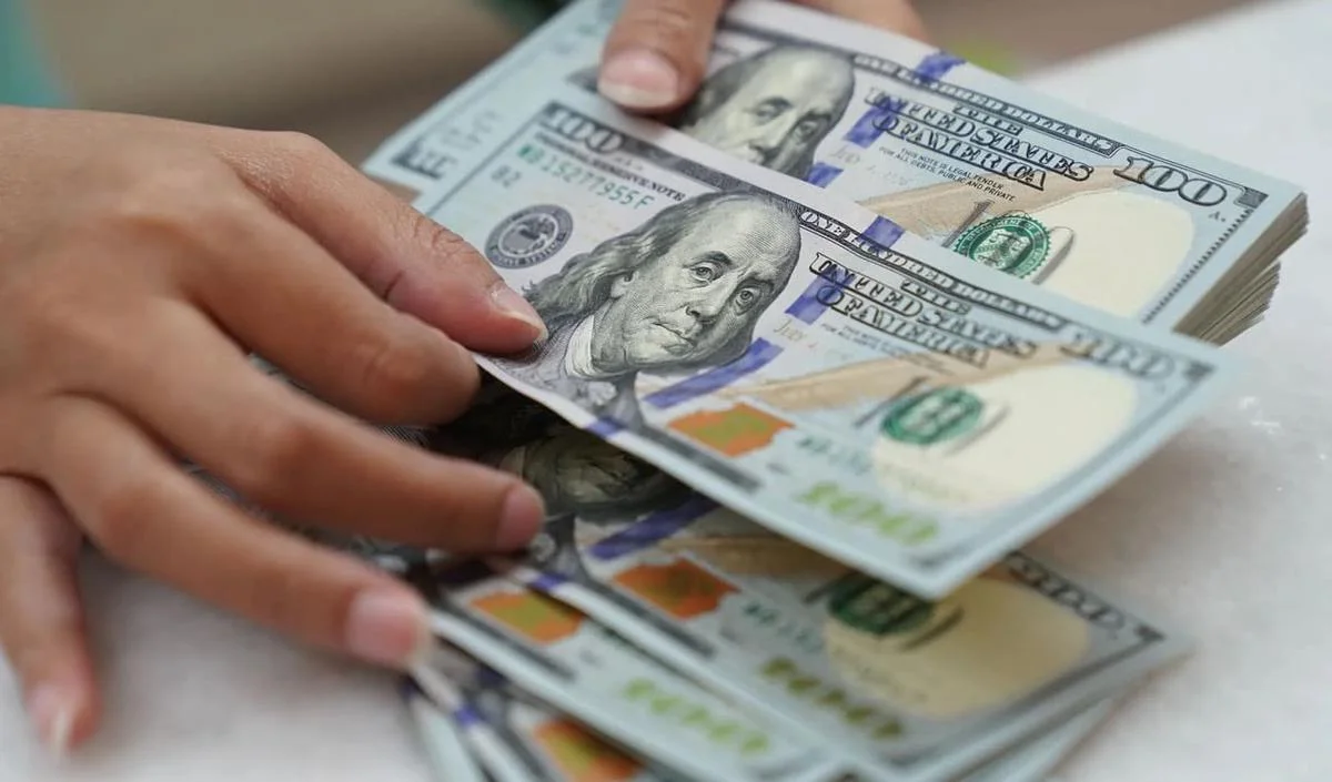 El dólar oficial cerró a $1.540 y el blue a $1.545