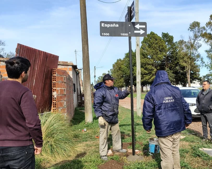 Firmat comenzó a instalar nuevos nomencladores en los barrios
