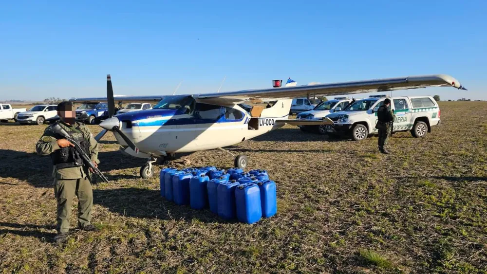 gendarmeria_nacional_intercepto_una_avioneta_narco_en_santa_fe_mas_de_321_kilos_de_cocaina_secuestrados_y_dos_detenidos