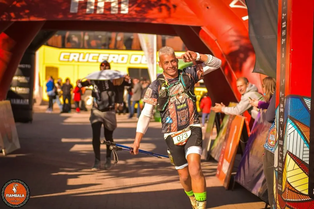 200k @fiambala.trail  Con esta locura característica cruzaba el arco después de 200k, por que estar convencido es más importante que estar preparado.  Hoy con plus energético, el cielo estaba de fiesta.  Graci