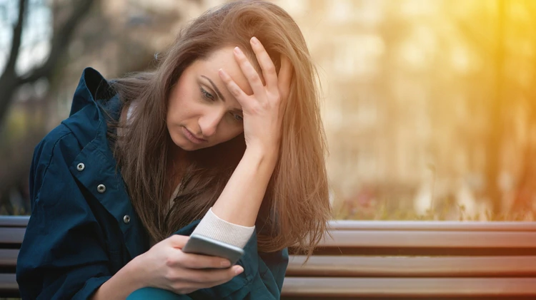 Mujer-boton-antipanico-1920-4