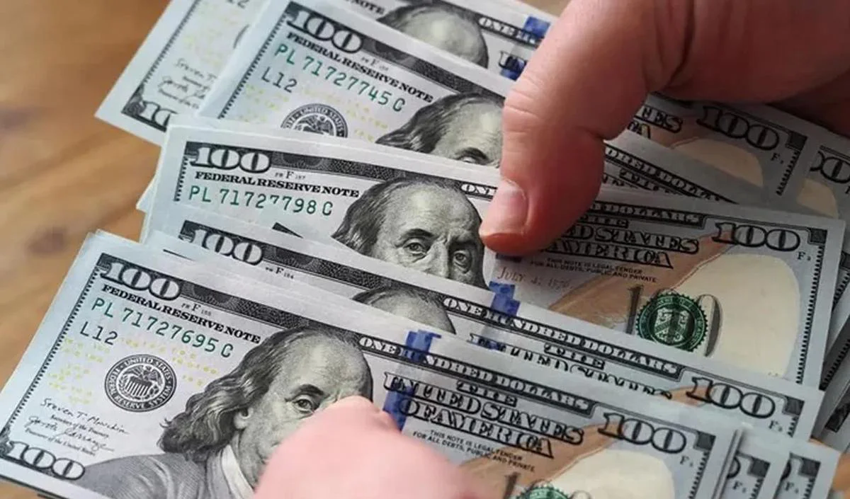El dólar blue cotiza a $1.545, cinco pesos sobre el oficial