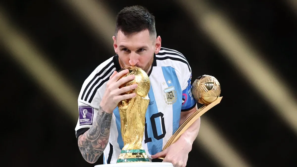 messi-besa-la-copa-del-mundojpg