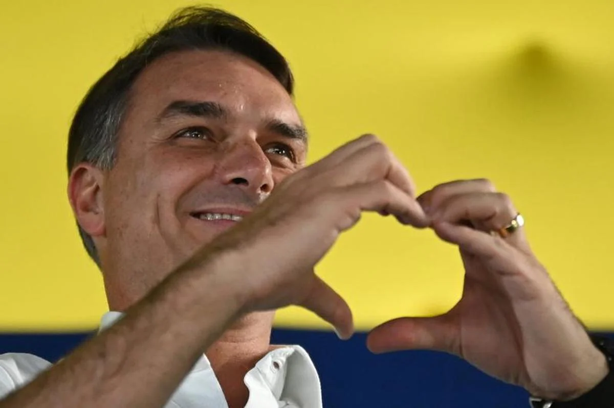 Flávio Bolsonaro suma una investigación por presuntos aportes extranjeros