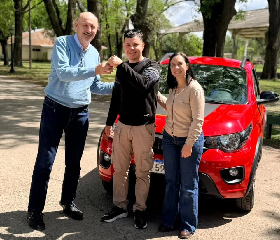 Joaquín Rodríguez recibió el Fiat Mobi sorteado en ExpoVenado