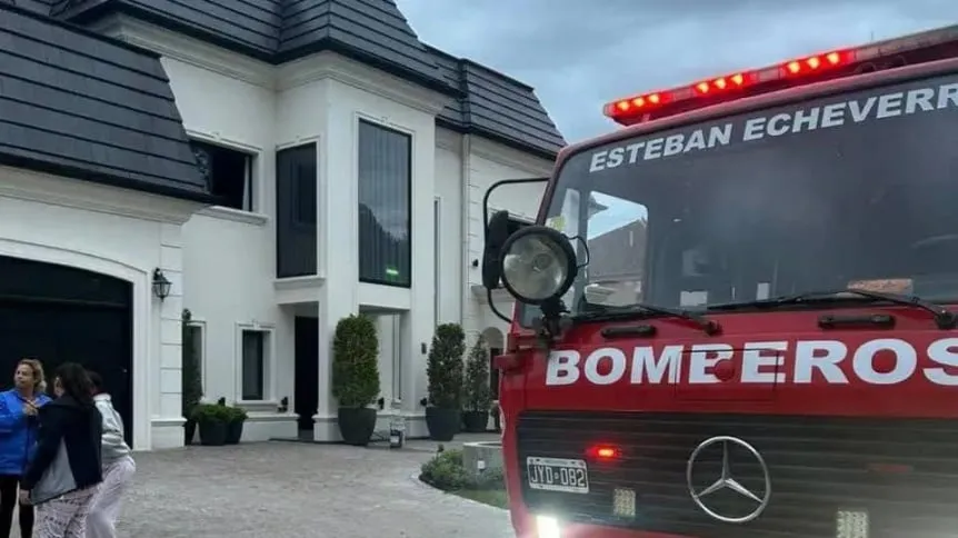 los-bomberos-voluntarios-de-esteban-echeverria-en-la-casa-de-leandro-paredes_862x485