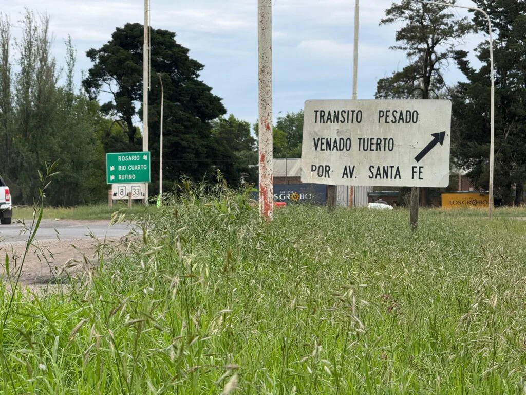Di Gregorio exige despejar la rotonda de las rutas 8 y 33