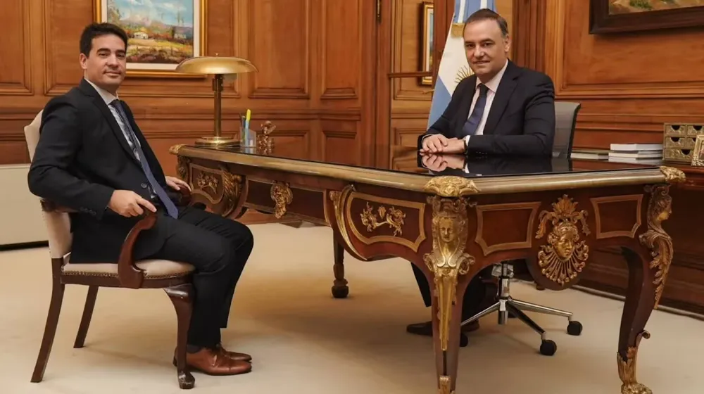 el-nuevo-vocero-presidencial-adrian-ravier-en-su-primera-reunion-con-su-antecesor-el-jefe-de-gabinete-manuel-adorni-foto-x-madorni-W6CBU4QE5NBKDDWC4CY2DFS2PA