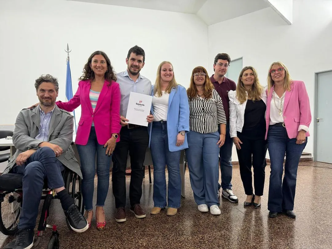 NUEVA OPORTUNIDAD, CONSTRUYENDO COMUNIDAD En #SantaFe, acompañamos a los equipos de los gobiernos de #VenadoTuerto y #VillaCañás en la firma de convenios del programa #NuevaOportunidad, con el cual también (1)