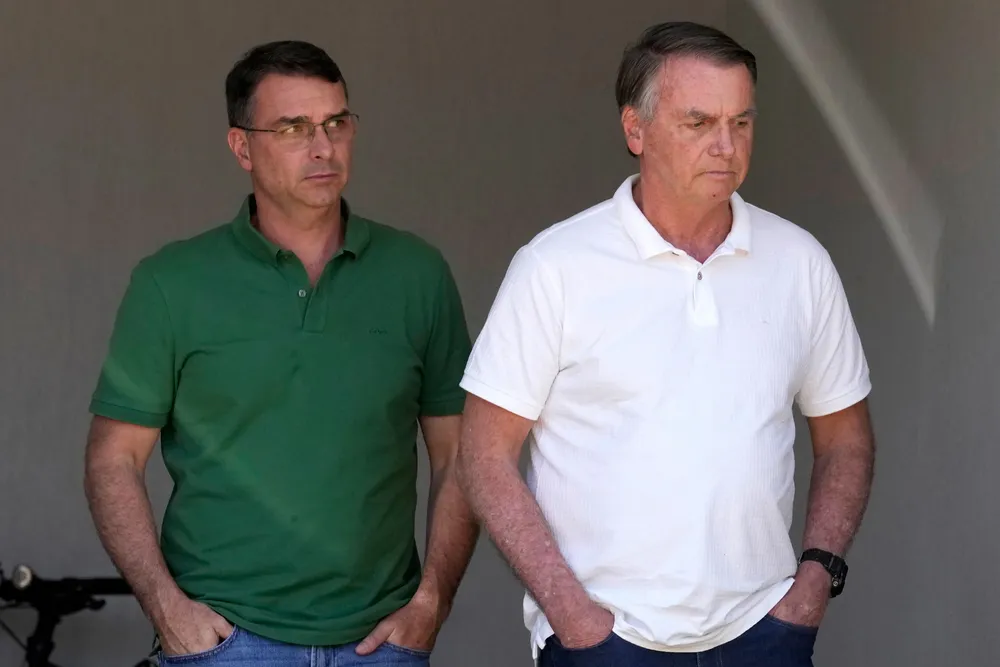 La disputa por Hacienda abre tensiones entre Jair y Flavio Bolsonaro