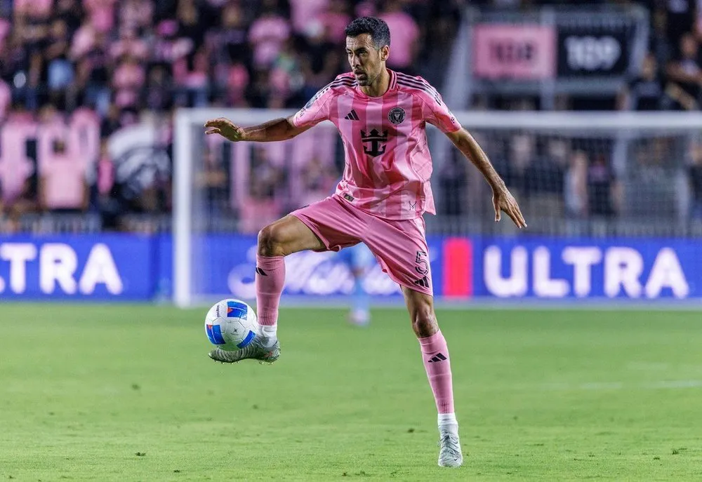 sergio-busquets-controla-el-balon-en-el-inter-miami-vancouver-whitecaps-de-semifinales-de-la-copa-de-campeones-de-la-concacaf-2025--efe-cristobal-herrera-ulashkevich