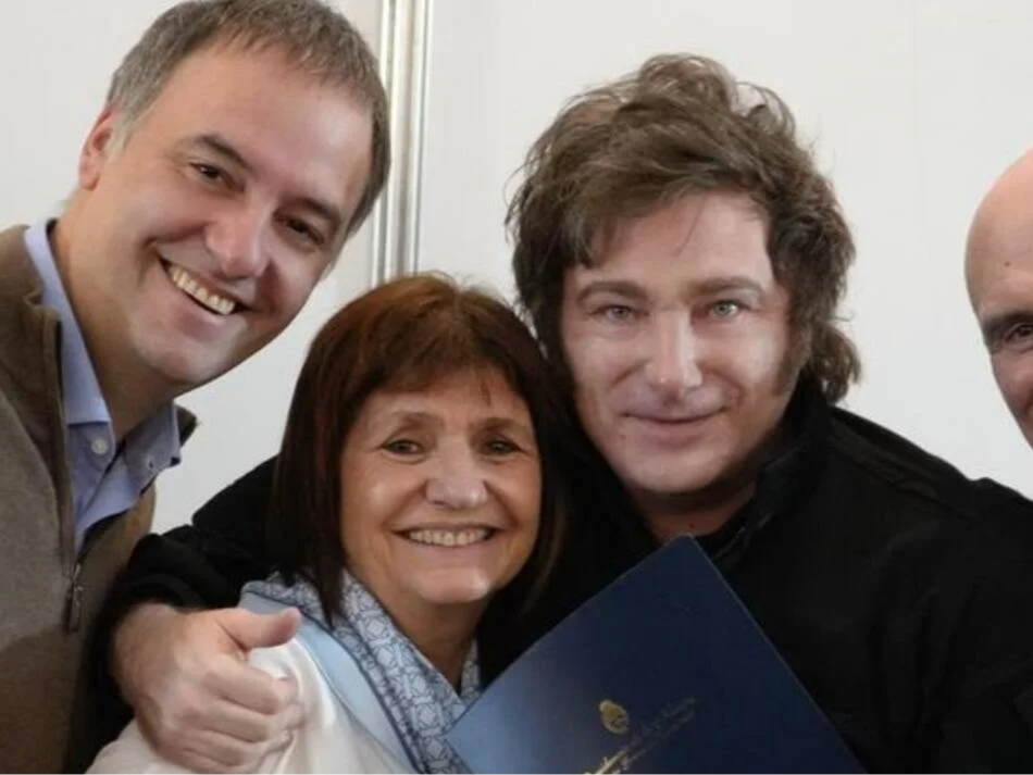 manuel-adorni-patricia-bullrich-javier-milei-y-JVNMDJATMVDDVHLVK3H3VRVJSM