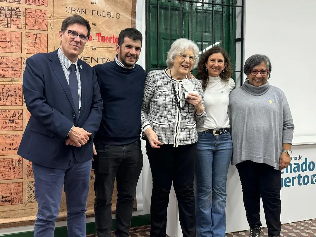 Recibimos en #VenadoTuerto al Ministro de Educación @josegoity , quien arribó a la ciudad con importantes novedades Se anunció el Programa Mil Aulas , del Plan Abre Escuelas. El cual tiene como objetivo el co (1)