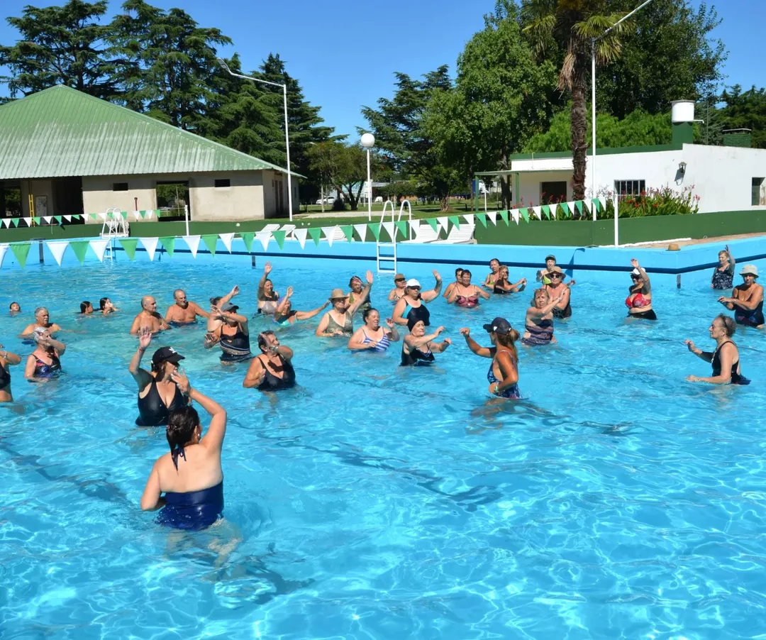 Con gran alegría dimos inicio ayer a la Colonia de Verano para adultos mayores de PAMI.Como cada temporada, muchos vecinos de la ciudad se sumaron a este espacio de encuentro, donde podrán disfrutar de diferen (1)