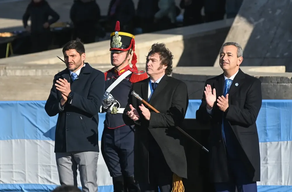 javier-milei-dia-la-bandera-rosario-3jpg