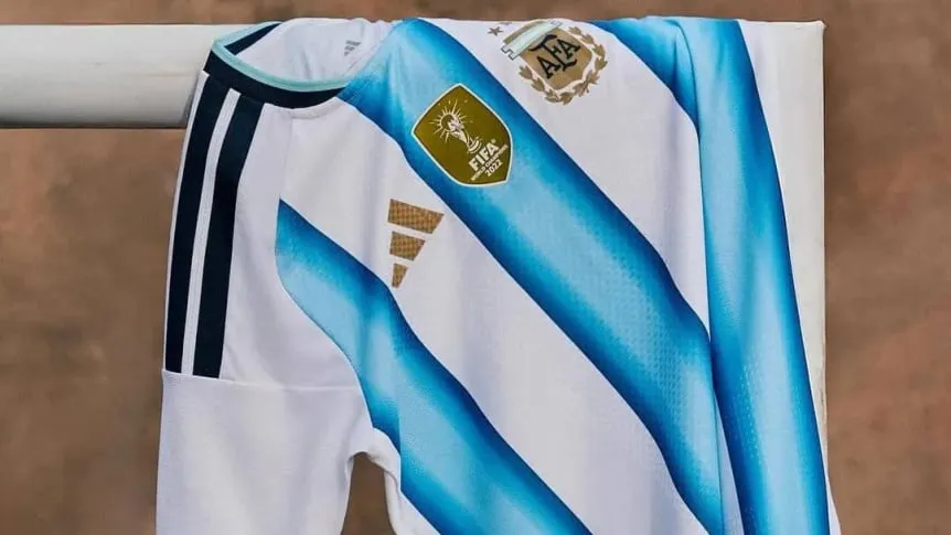 asi-es-la-nueva-camiseta-de-la-seleccion-argentina-para-el-mundial-2026_862x485