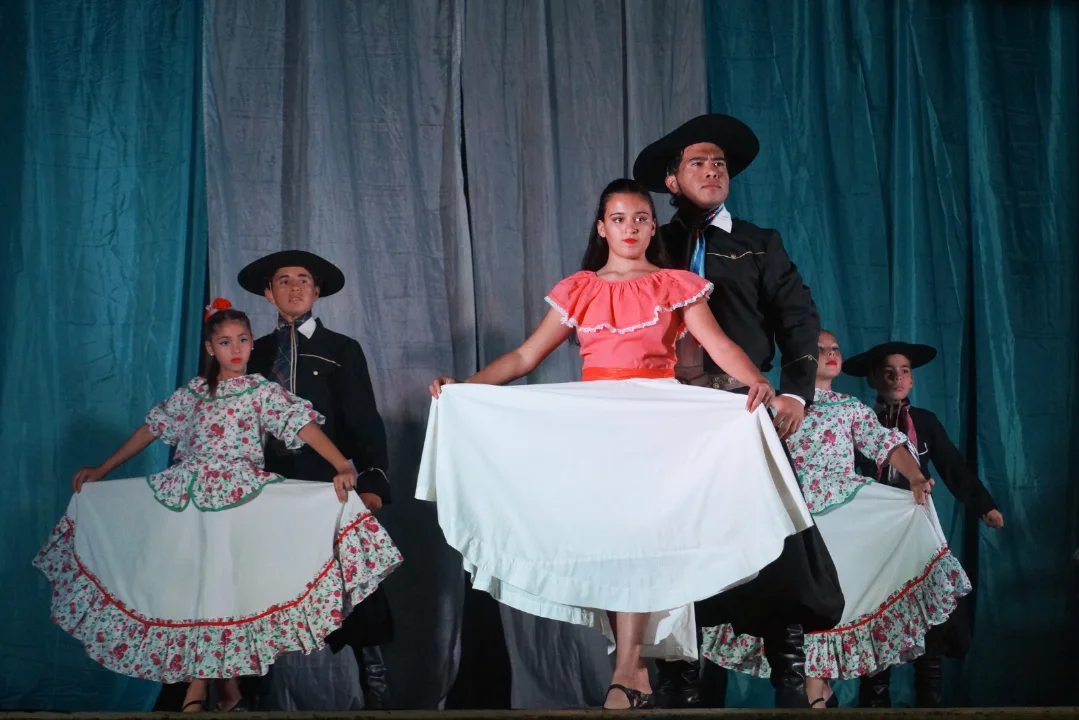 UN PUEBLO UNIDO QUE HONRA LA PATRIA Santa isabel vivió un inolvidable festejo patrio, en el cual el pueblo fue protagonista, donde el desfile por nuestras calles colmado de banderas de las diferentes instituc (2)