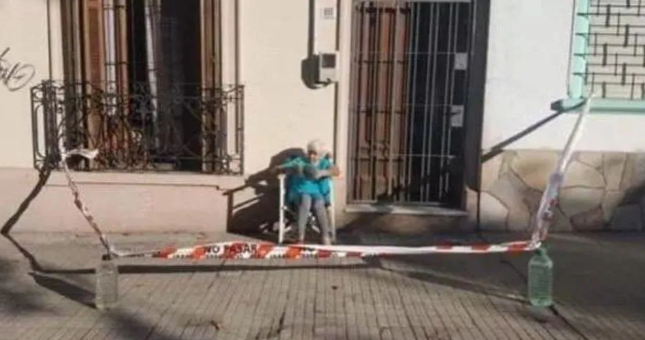 tomando mate en la vereda