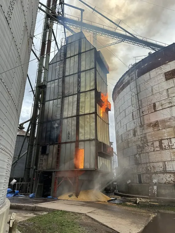 ALERTA Hora- 11-45.Ubicación- Zona Rural, Campo de Familia Montanari.Alerta por incendio de secadora cerealera.En el día de hoy somos convocados por un incendio en una secadora cerealera, al momento de nuestro arrib