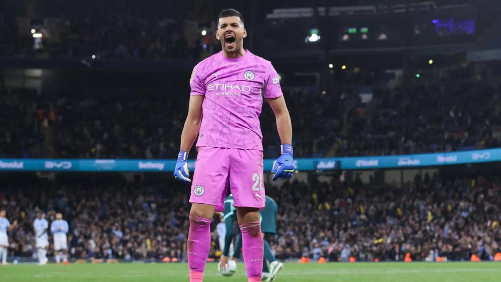 Rulli atajó dos penales y llevó al City a cuartos