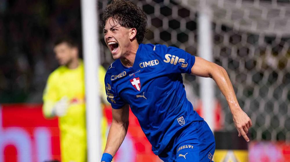 Giay volvió a marcar y Palmeiras alcanzó la punta del Brasileirao