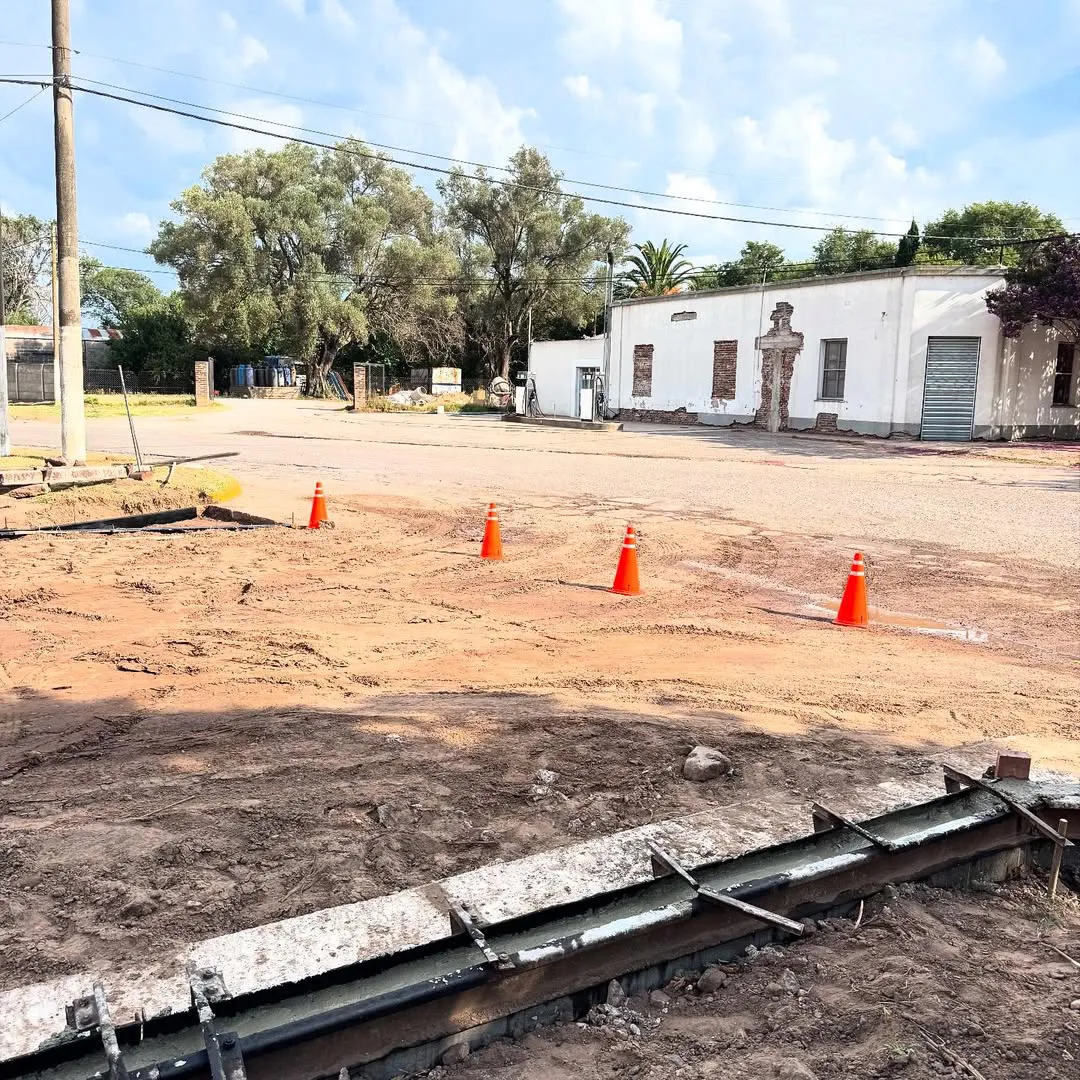 Vení que te contamos lo que estamos haciendo! En #SanctiSpíritu estamos ejecutando obras de infraestructura que priorizó la gestión comunal y su presidente. Remodelación en la Avenida #SanMartín. Un gran (3)