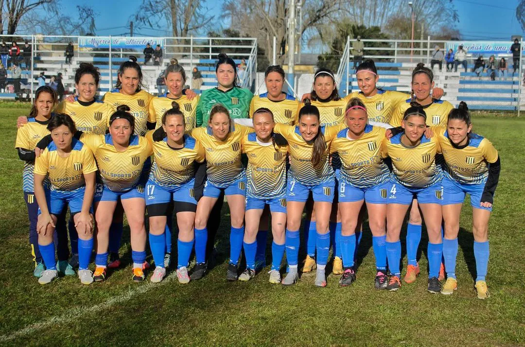 -PASAMOS A LA FINAL Este domingo se disputó la semifinal contra Sacachispas, las chicas de la fiebre dieron vuelta el partido con mucha entrega. ️Goles- Rocio Decleire x2 y Sabrina Sánchez Gracias a todos los q