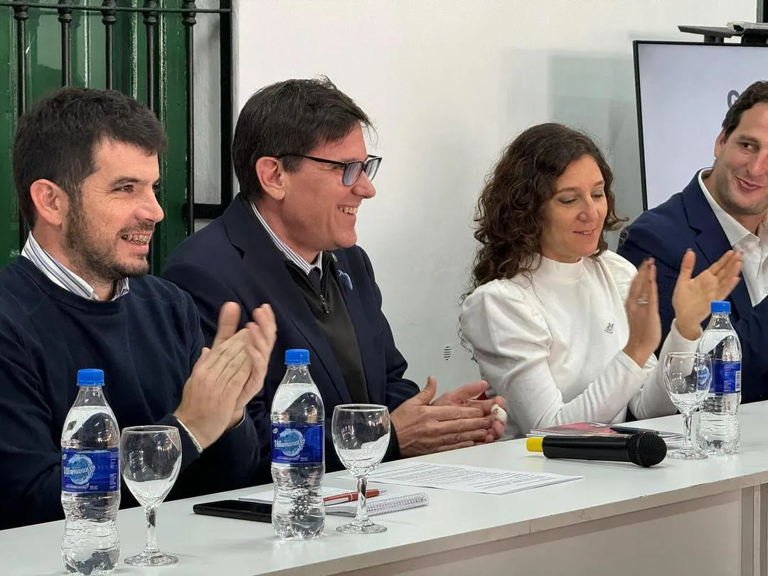 Recibimos en #VenadoTuerto al Ministro de Educación @josegoity , quien arribó a la ciudad con importantes novedades Se anunció el Programa Mil Aulas , del Plan Abre Escuelas. El cual tiene como objetivo el constr