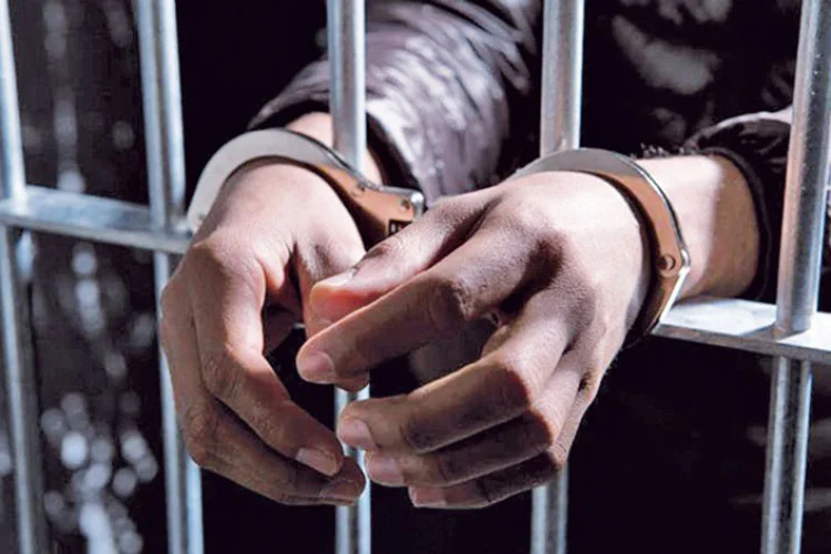 prision-detenido-esposado