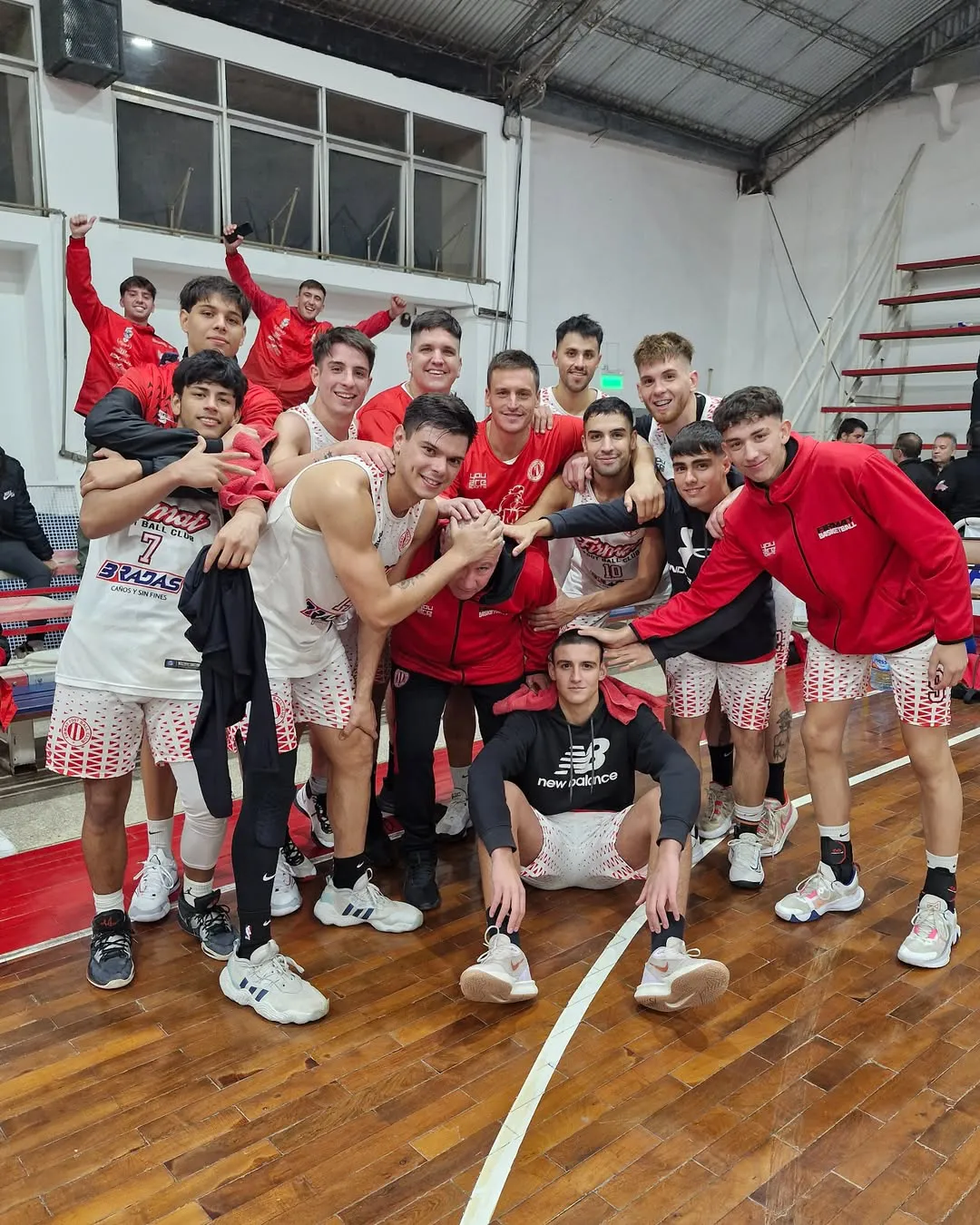 ¡TREMENDO TRIUNFO DEL ROJO!  Nuestro plantel de básquet mayor se impuso 59-70 frente a Atlético Elortondo en un partidazo que se definió en el último cuarto.El equipo de Roig dio vuelta el marcador y cerró una noche