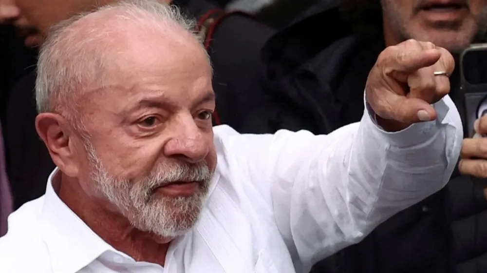 Lula y Flávio Bolsonaro disputan la presidencia en un balotaje ajustado
