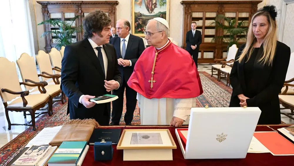 javier-milei-junto-al-papa-leon-xiv-durante-la-audiencia-privada-en-el-vaticano-foto-afpvatican-mediamario-tomassetti-WWPY7JJWUVG2XOPYXENLXJ2XPE