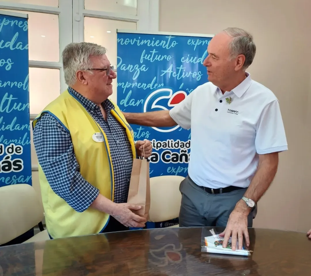 Un honor recibir al Gobernador del Distrito O2 del Club de Leones, Alfredo López Torres.Dialoga