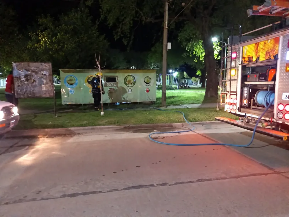 Operativo nocturno con camión de bomberos