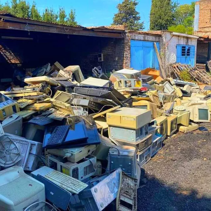 8c7e92ba-4701-47db-b345-428639406e5e-696x696